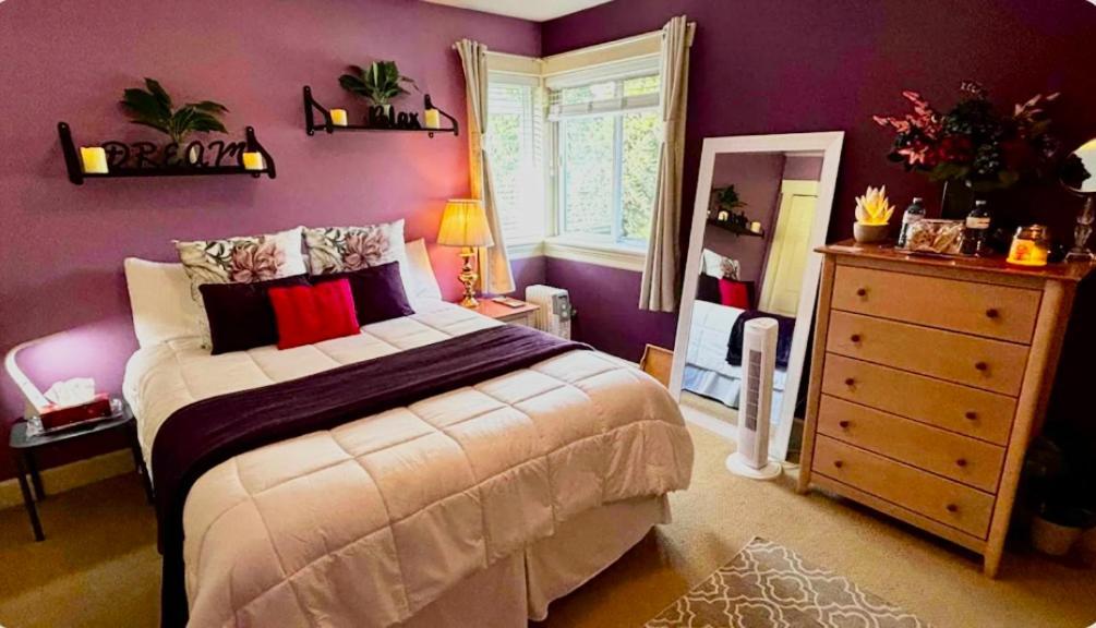 Spacious & Comfortable, Private Queen & Bath In West Cloverdale Homestay