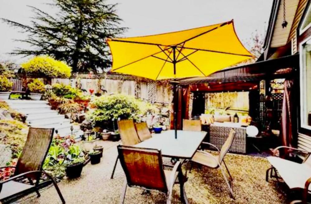 Homestay Spacious & Comfortable, Private Queen & Bath In West Cloverdale