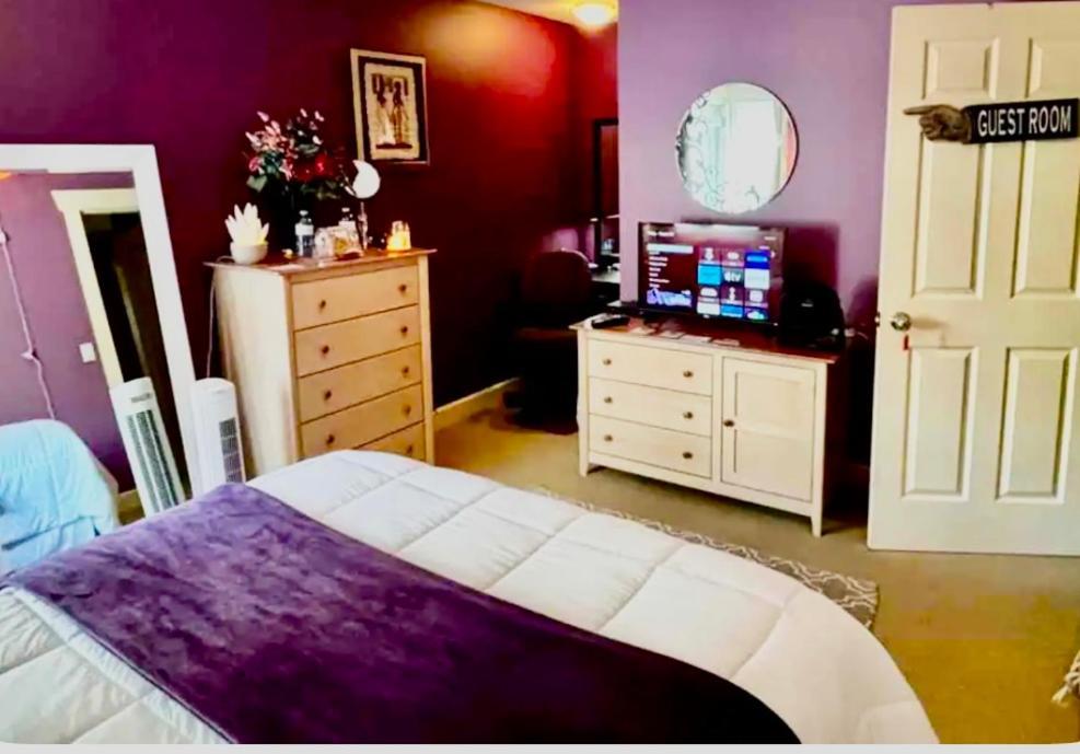 Spacious & Comfortable, Private Queen & Bath In West Cloverdale *