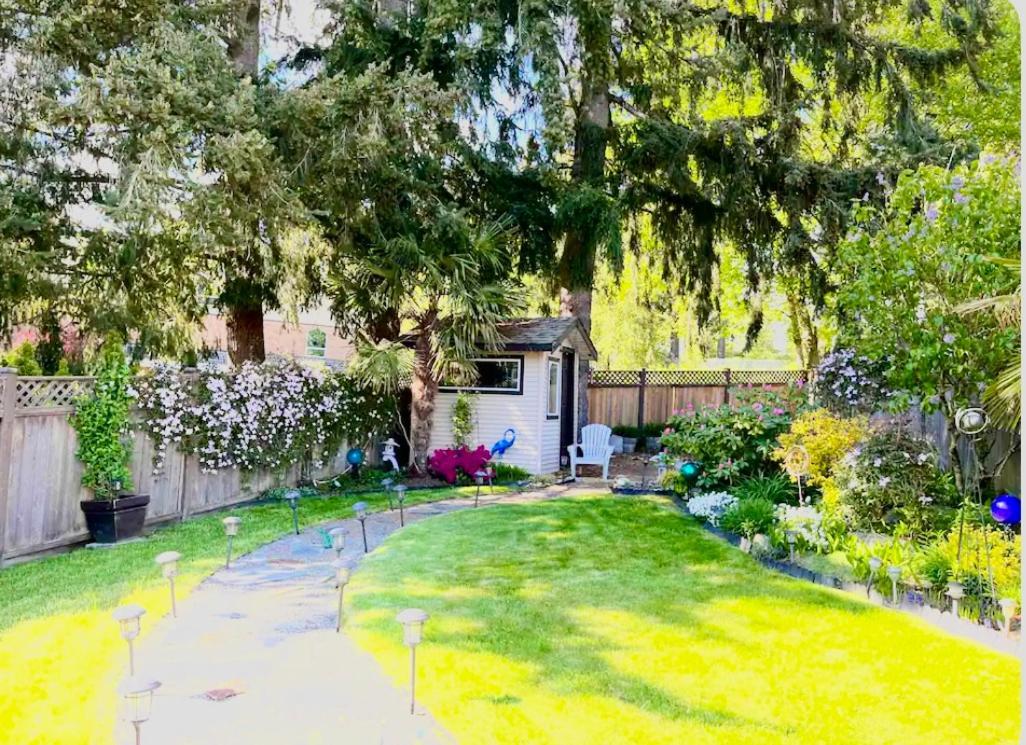 Homestay Spacious & Comfortable, Private Queen & Bath In West Cloverdale