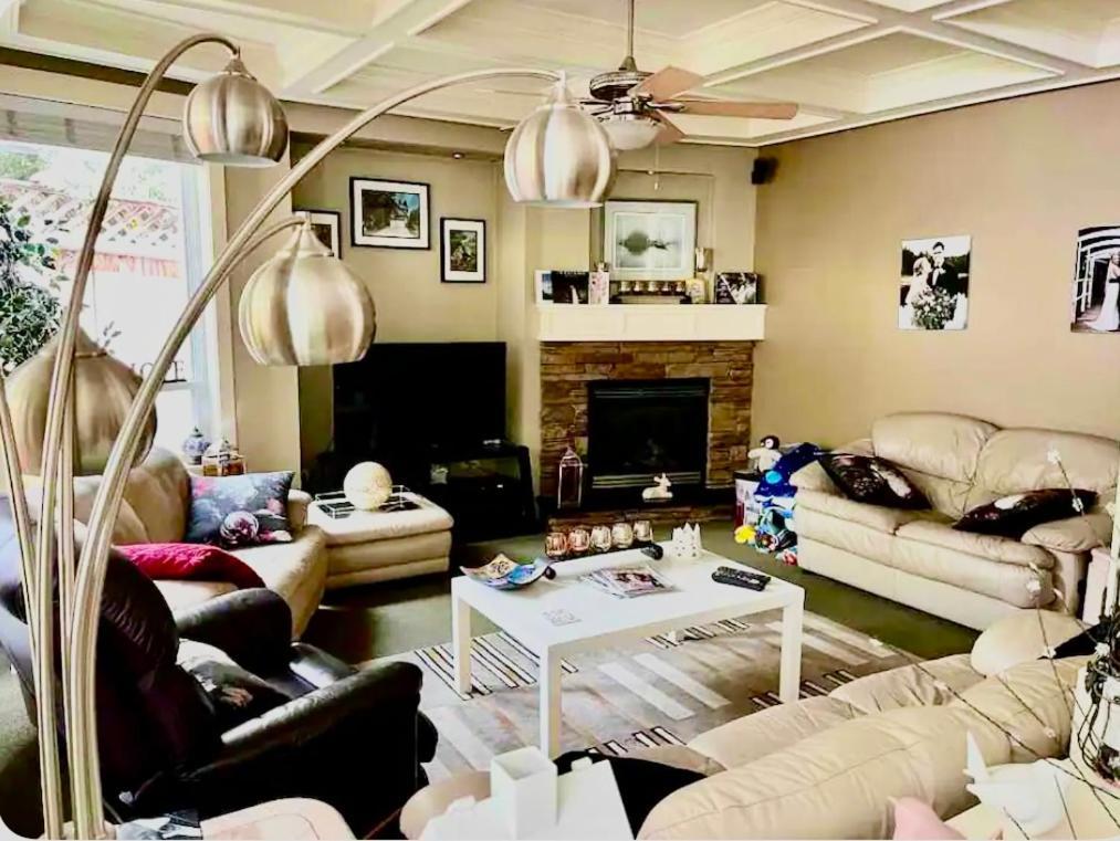 Homestay Spacious & Comfortable, Private Queen & Bath In West Cloverdale