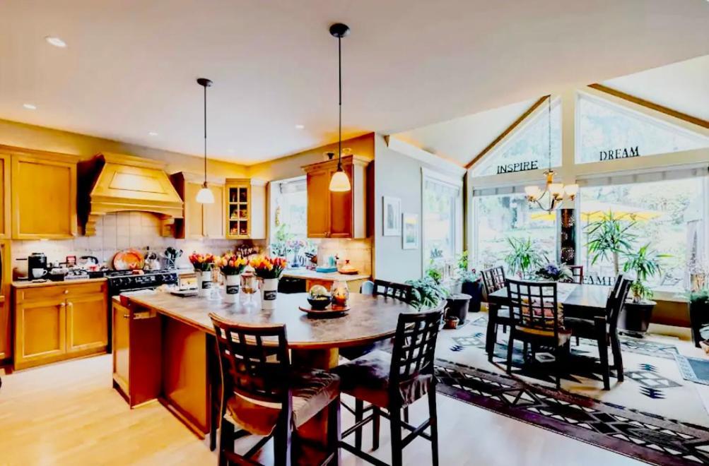 Spacious & Comfortable, Private Queen & Bath In West Cloverdale Homestay