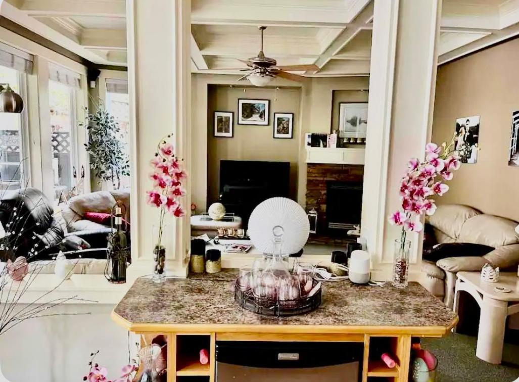Spacious & Comfortable, Private Queen & Bath In West Cloverdale *