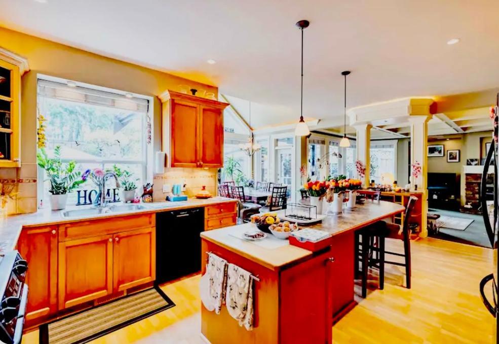 Homestay Spacious & Comfortable, Private Queen & Bath In West Cloverdale Surrey