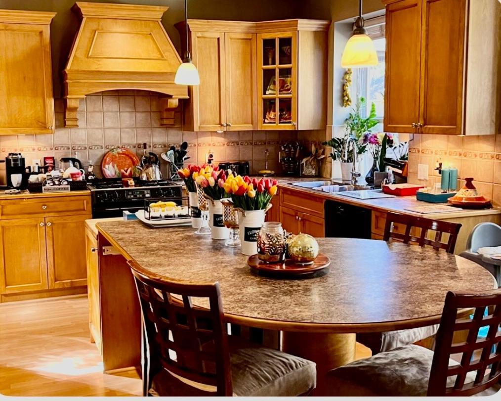 Homestay Spacious & Comfortable, Private Queen & Bath In West Cloverdale