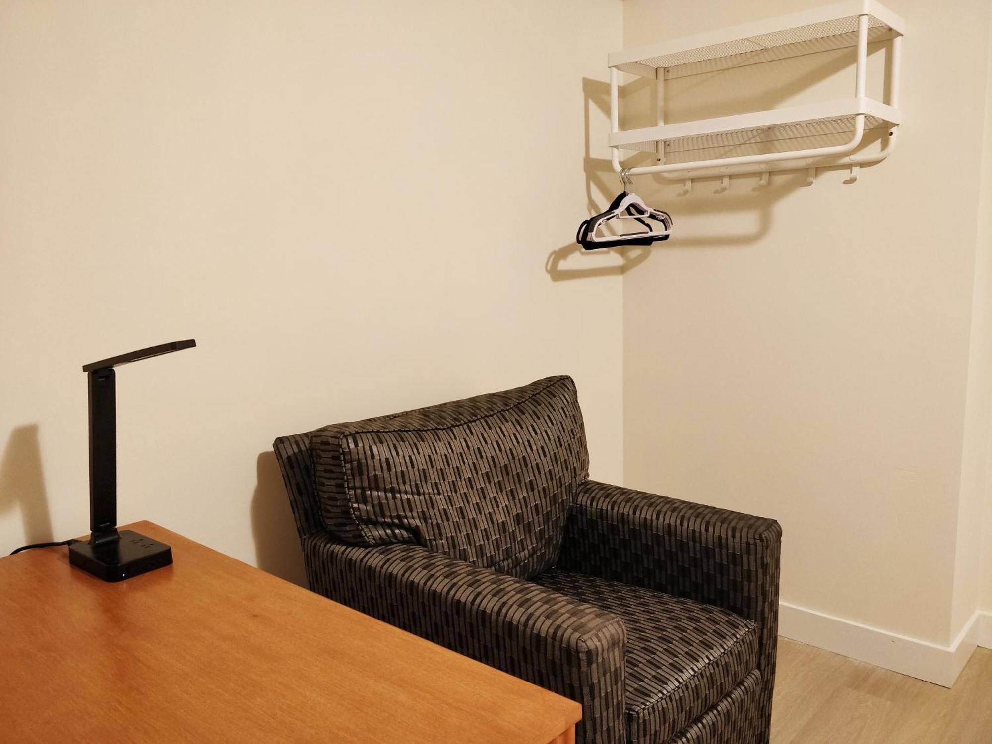 Villa 4br Basement Near Port Mann Bridge *