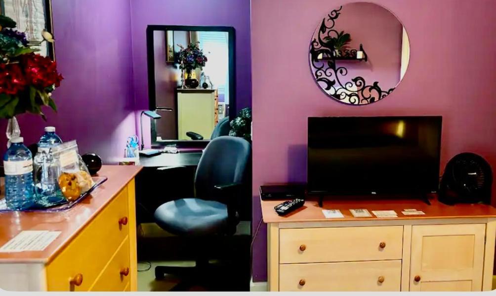 Spacious & Comfortable, Private Queen & Bath In West Cloverdale Homestay