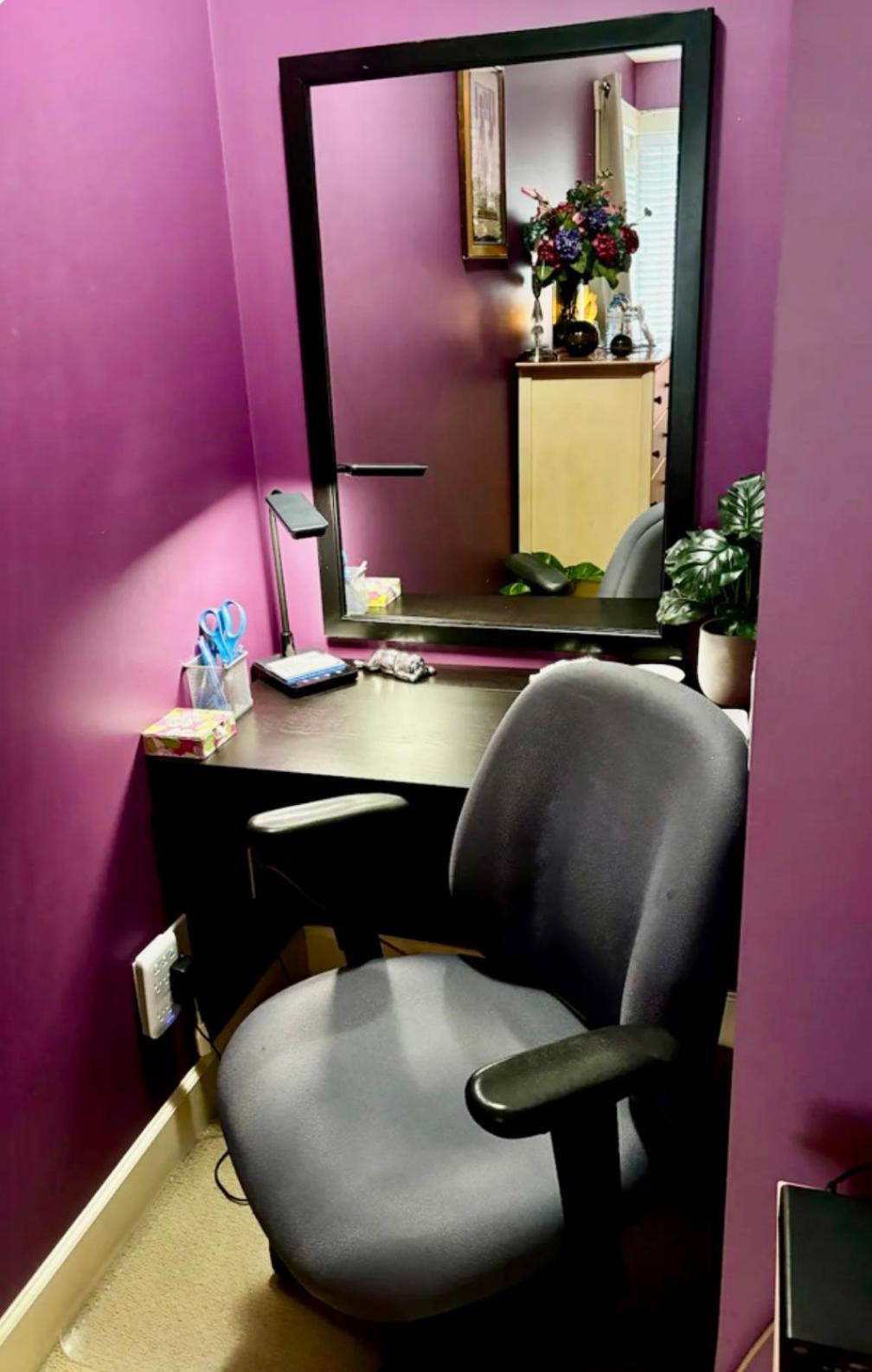 Spacious & Comfortable, Private Queen & Bath In West Cloverdale Homestay