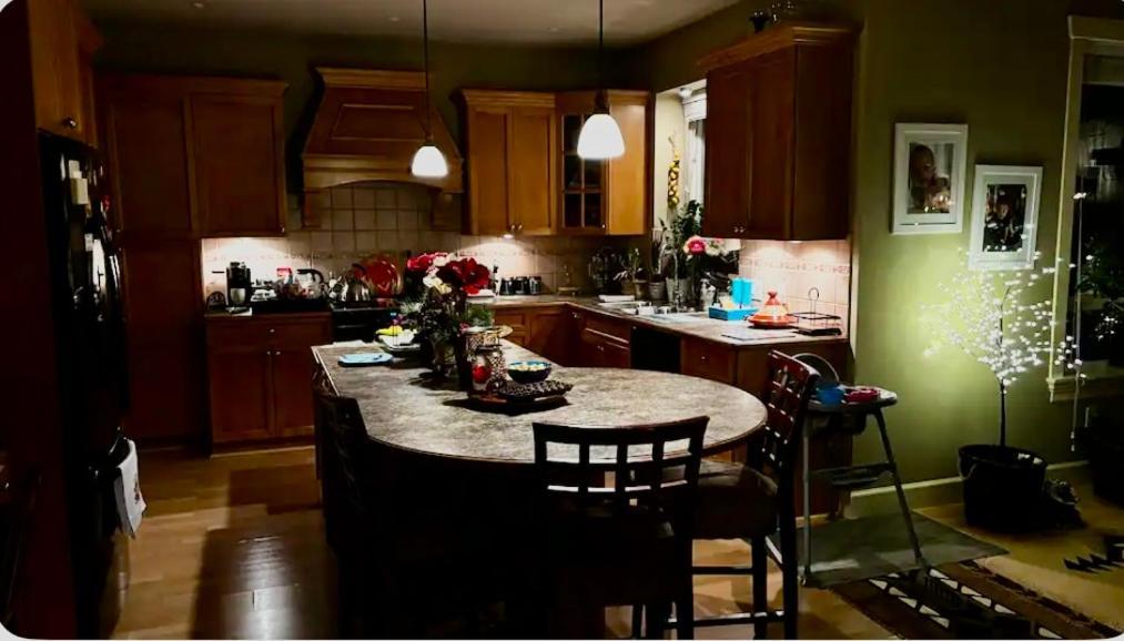 Spacious & Comfortable, Private Queen & Bath In West Cloverdale Homestay