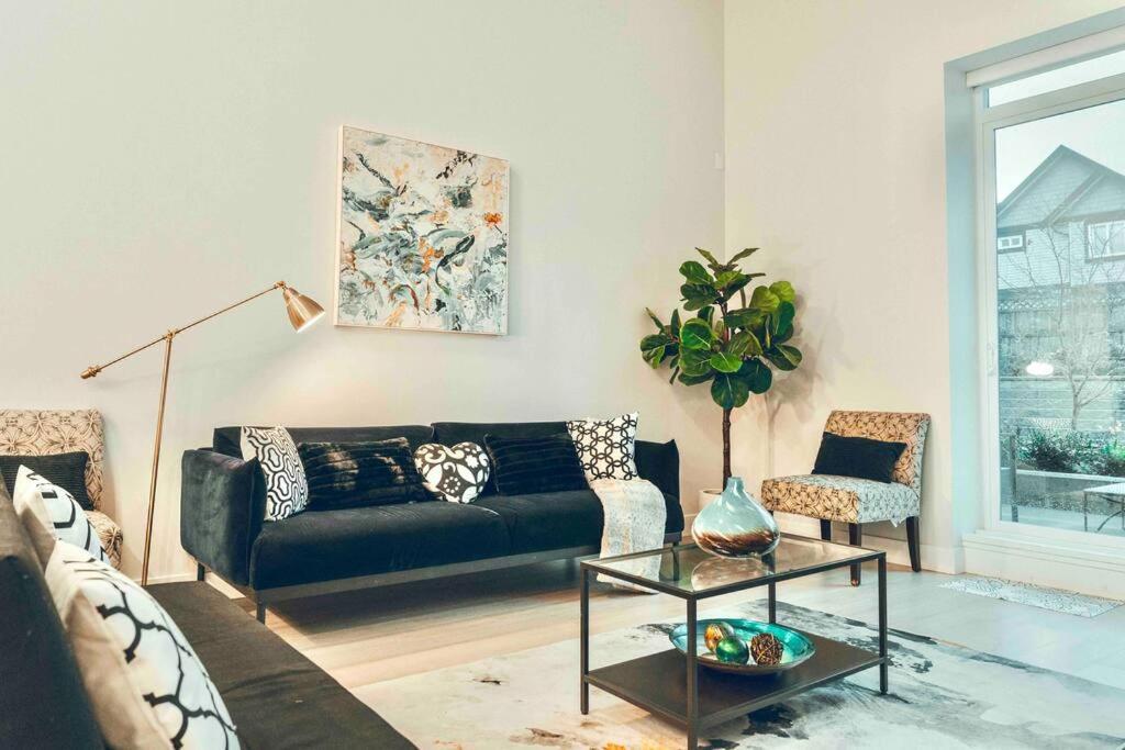 Family Friendly Ground Level Apartment *