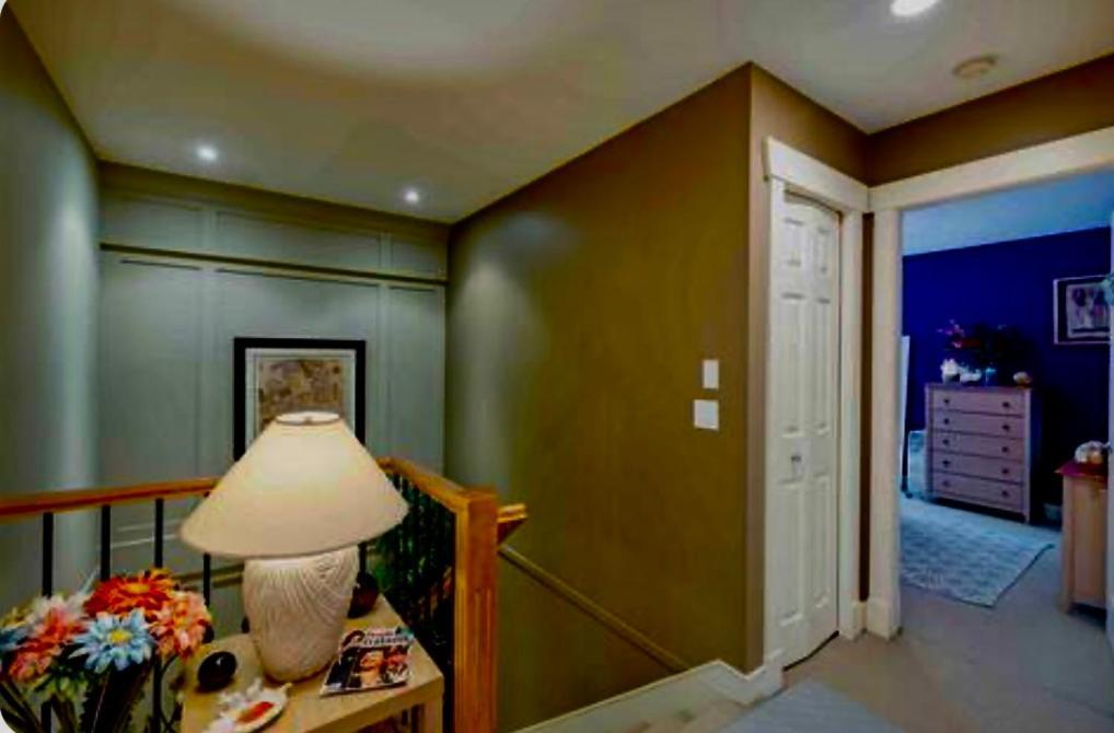 Spacious & Comfortable, Private Queen & Bath In West Cloverdale Homestay Surrey
