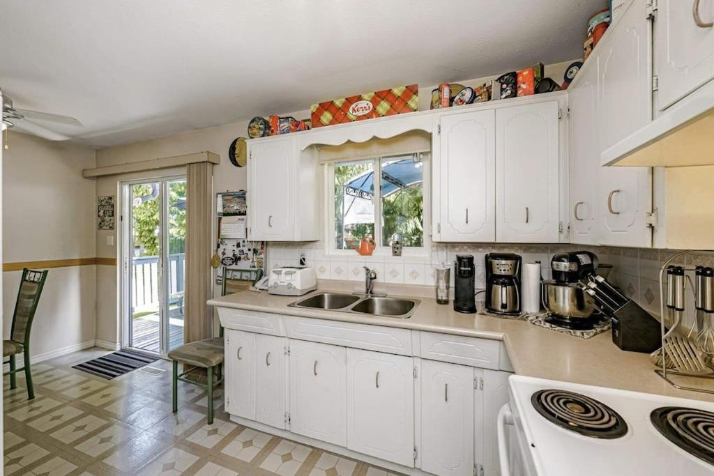 Holiday Season Deal -stylish Near Shopping, Restaurants & Transit C3 Homestay Surrey