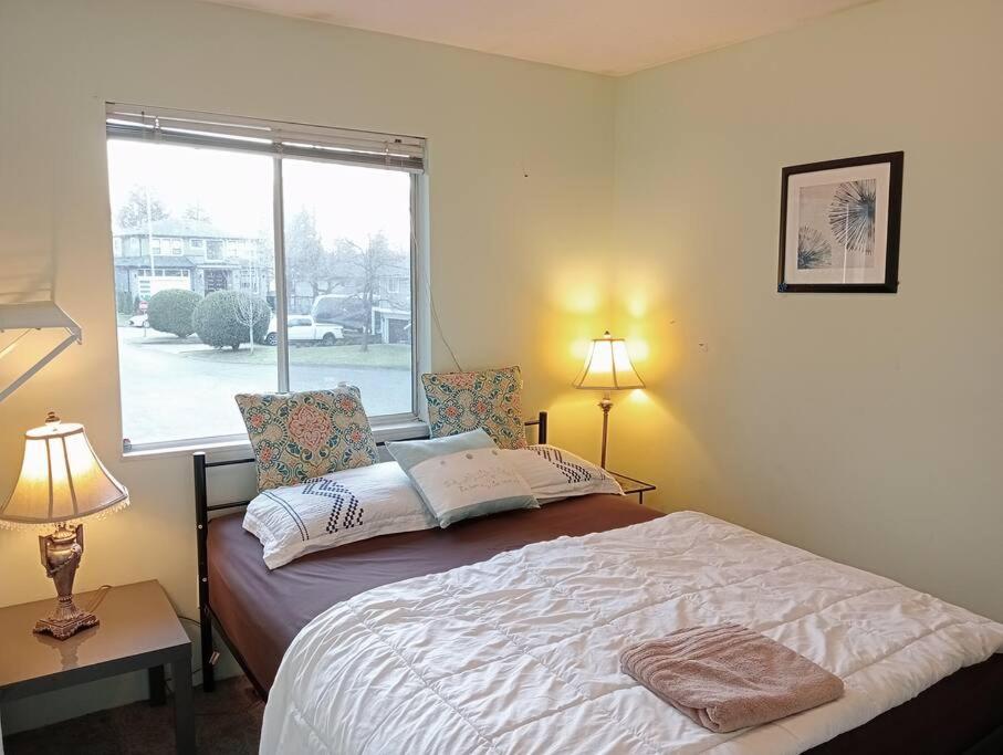 Holiday Season Deal -stylish Near Shopping, Restaurants & Transit C3 * Surrey