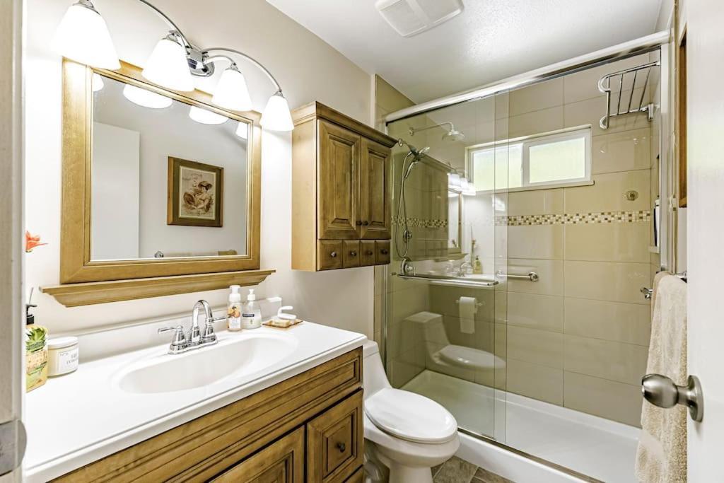 Homestay Holiday Season Deal -stylish Near Shopping, Restaurants & Transit C3 Surrey