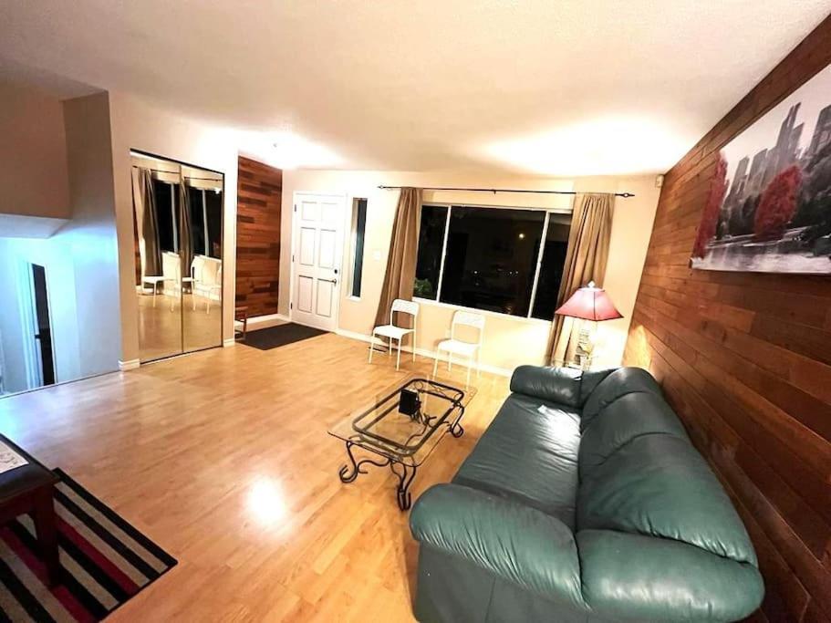 Holiday Season Deal -stylish Near Shopping, Restaurants & Transit C3 *