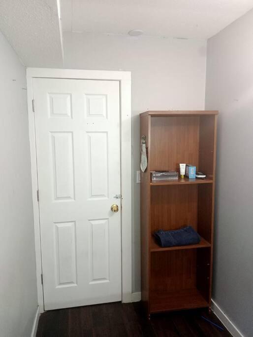 Homestay Small Room- Central Location On King George Blvd- Plazas, Transit Nearby Kg2 Surrey