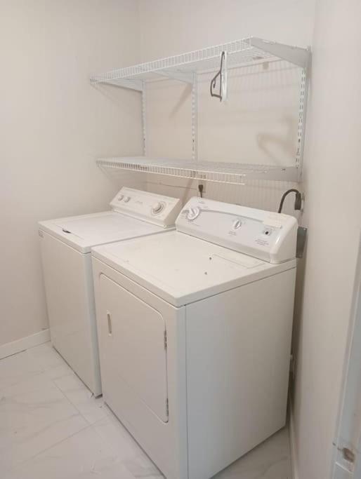 Homestay Small Room- Central Location On King George Blvd- Plazas, Transit Nearby Kg2 *