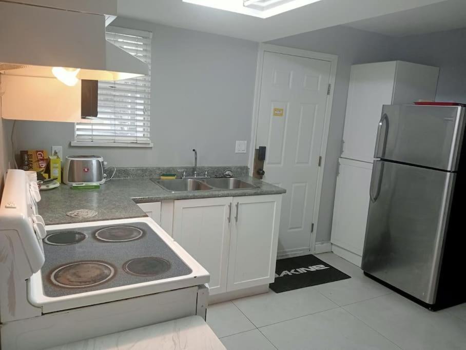 Small Room- Central Location On King George Blvd- Plazas, Transit Nearby Kg2 Homestay *