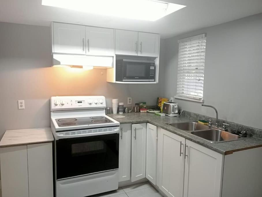 Homestay Small Room- Central Location On King George Blvd- Plazas, Transit Nearby Kg2 *