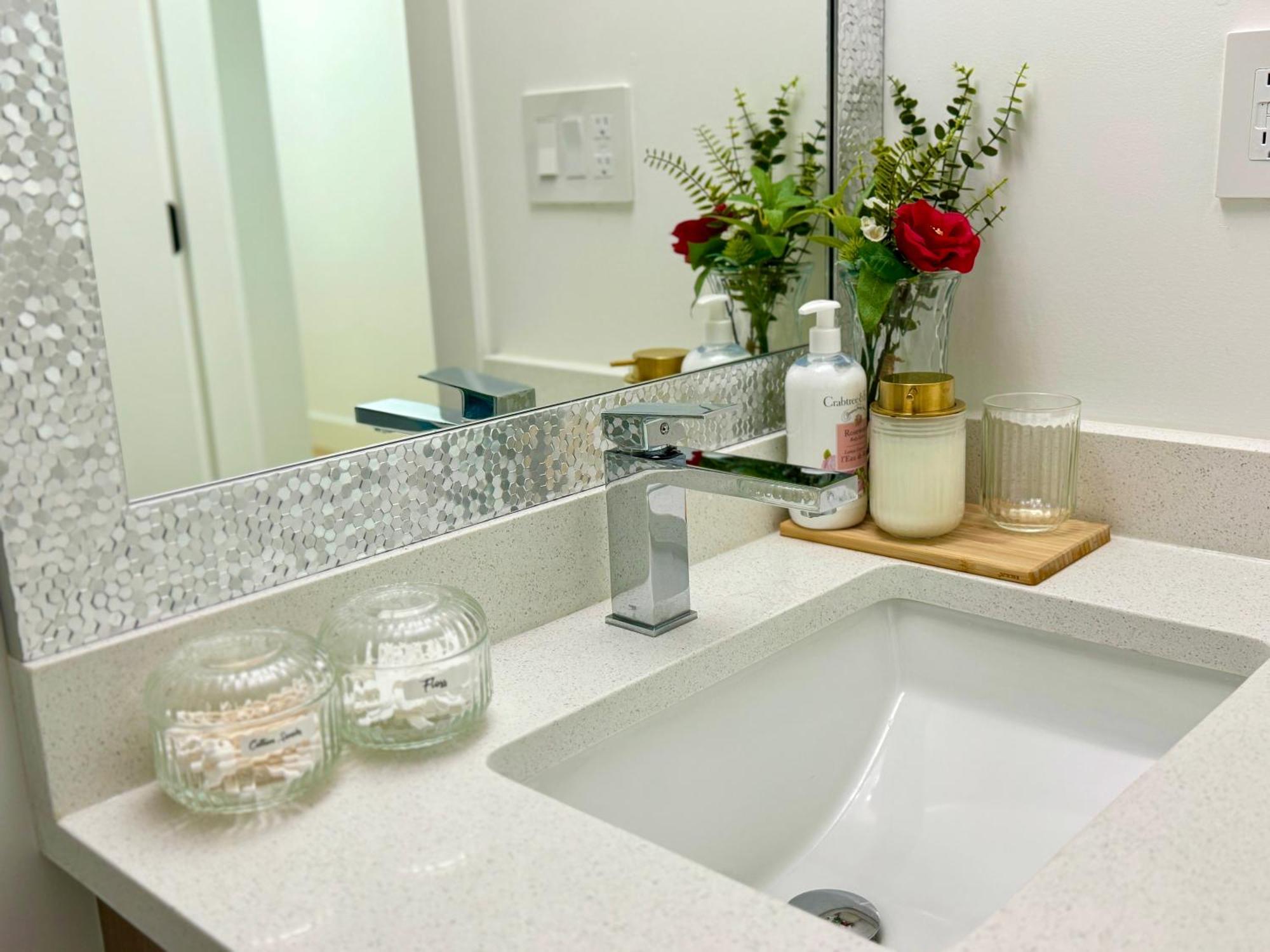 The Sunset Haven- Cozy 2br Basement Near White Rock * Surrey