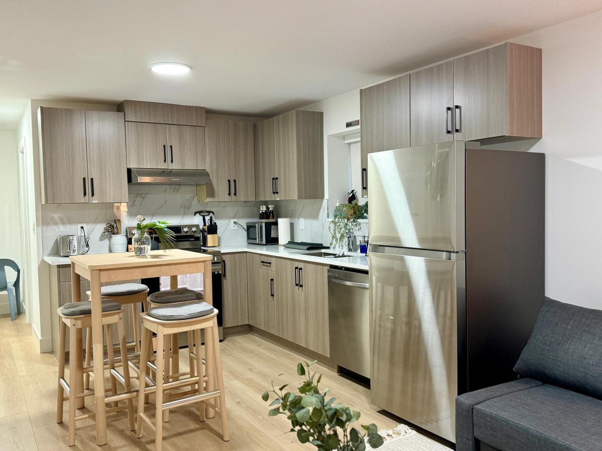 The Sunset Haven- Cozy 2br Basement Near White Rock * Surrey