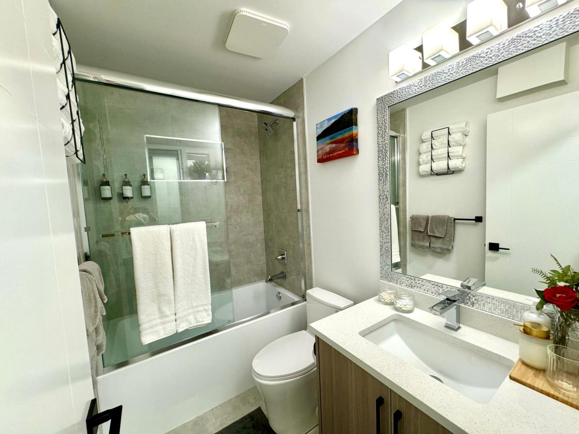 Guest house The Sunset Haven- Cozy 2br Basement Near White Rock *
