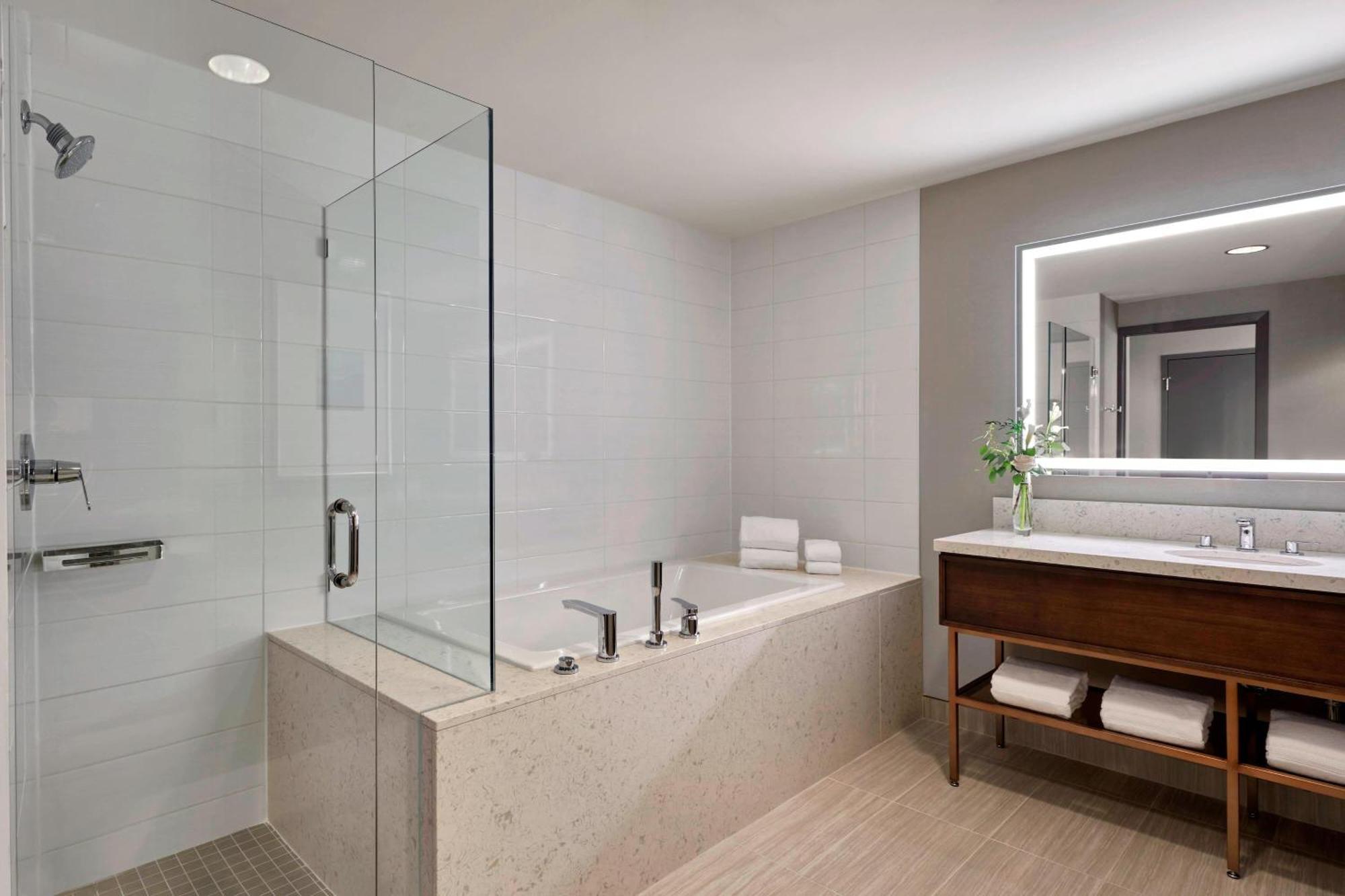 Sheraton Vancouver Guildford Hotel 4*