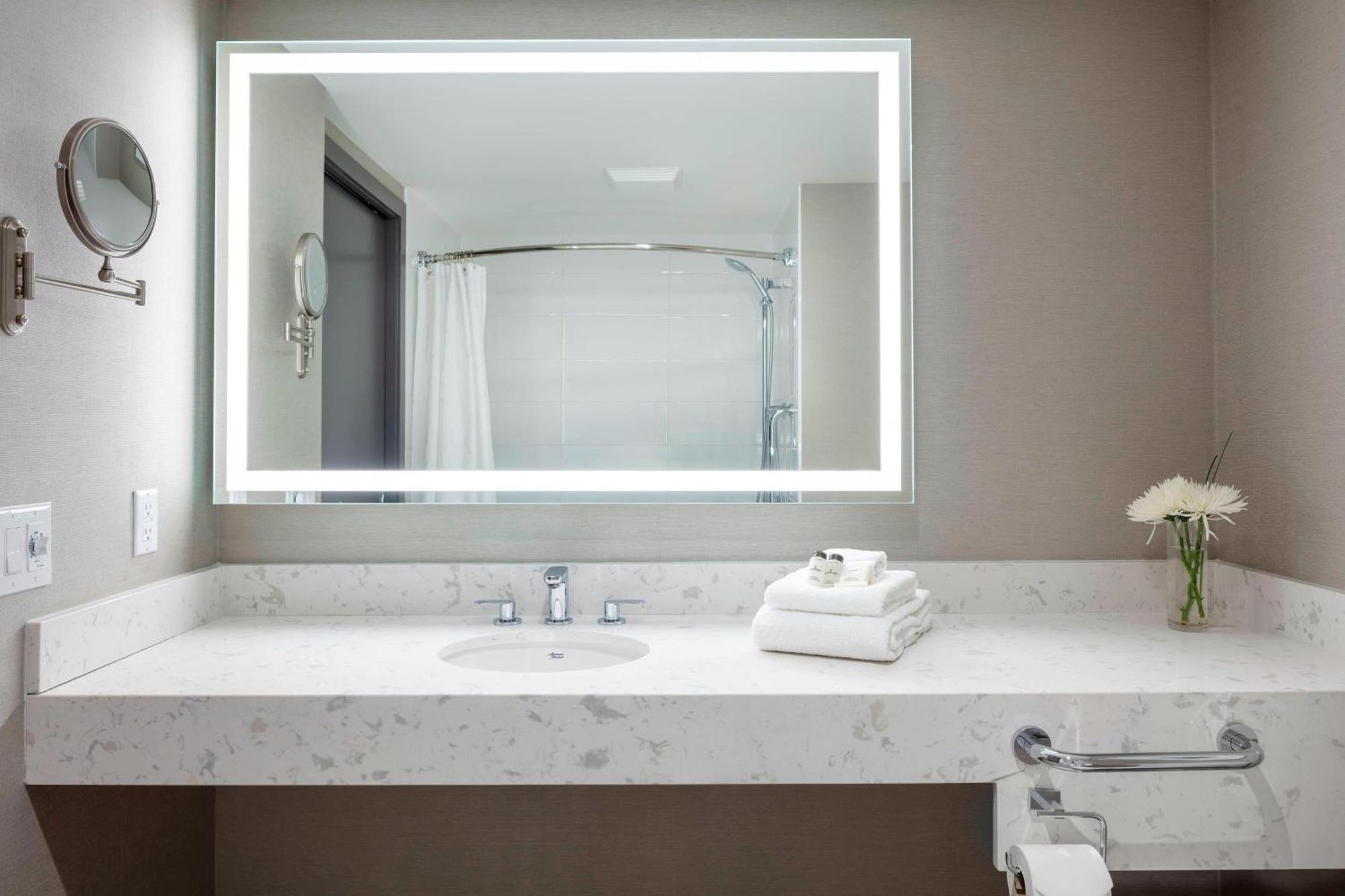 Hotel Sheraton Vancouver Guildford 4*