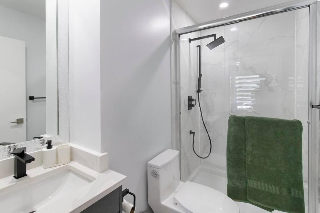 Modern Bright Whole House Major Attractions Nearby Holiday home