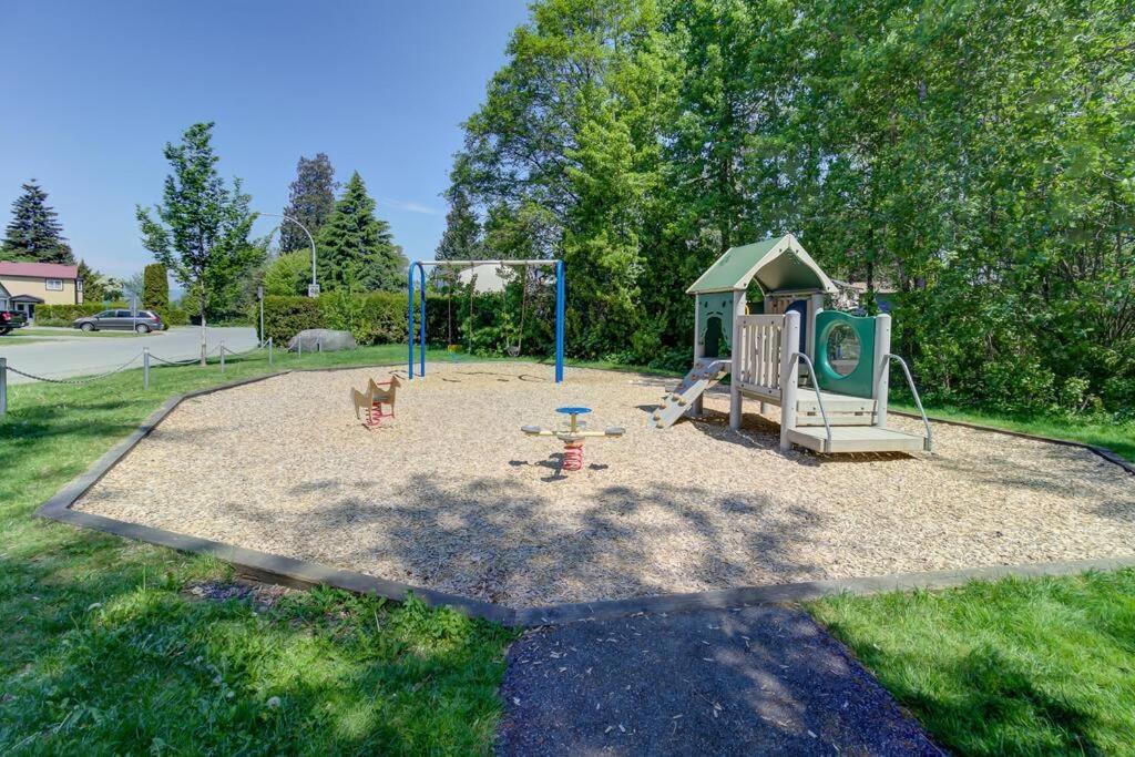 Modern Bright Whole House Major Attractions Nearby *