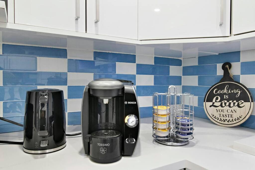 Modern Bright Whole House Major Attractions Nearby Holiday home