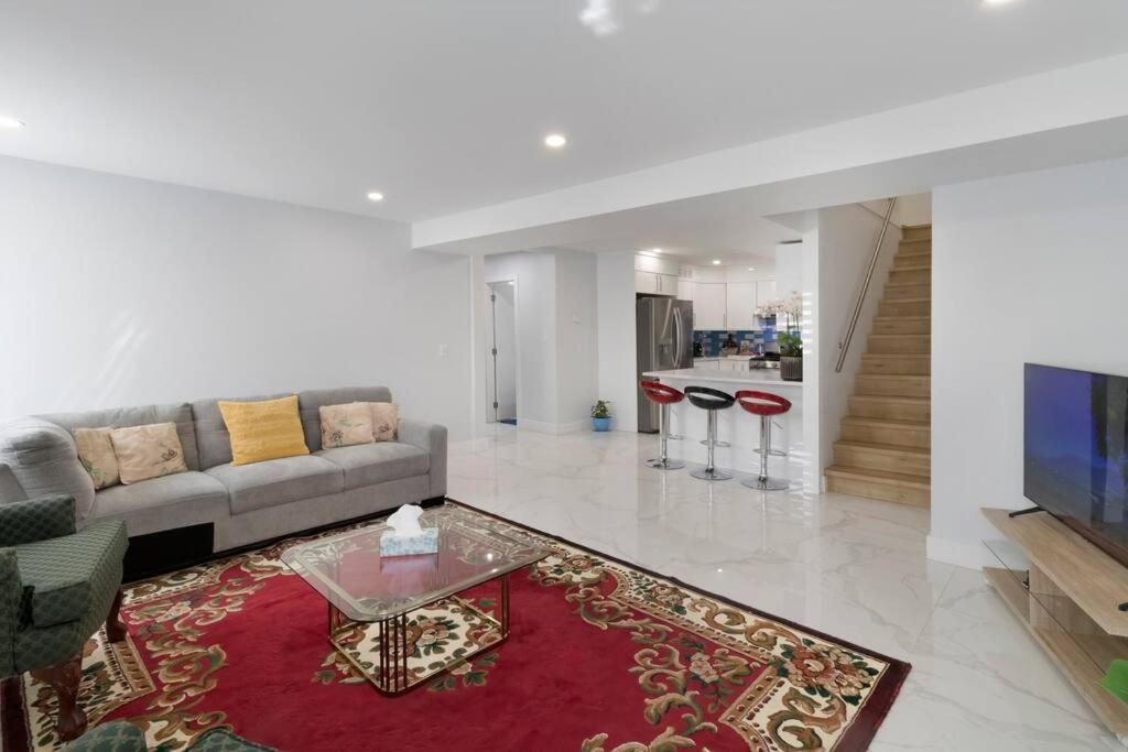 Modern Bright Whole House Major Attractions Nearby Holiday home Surrey