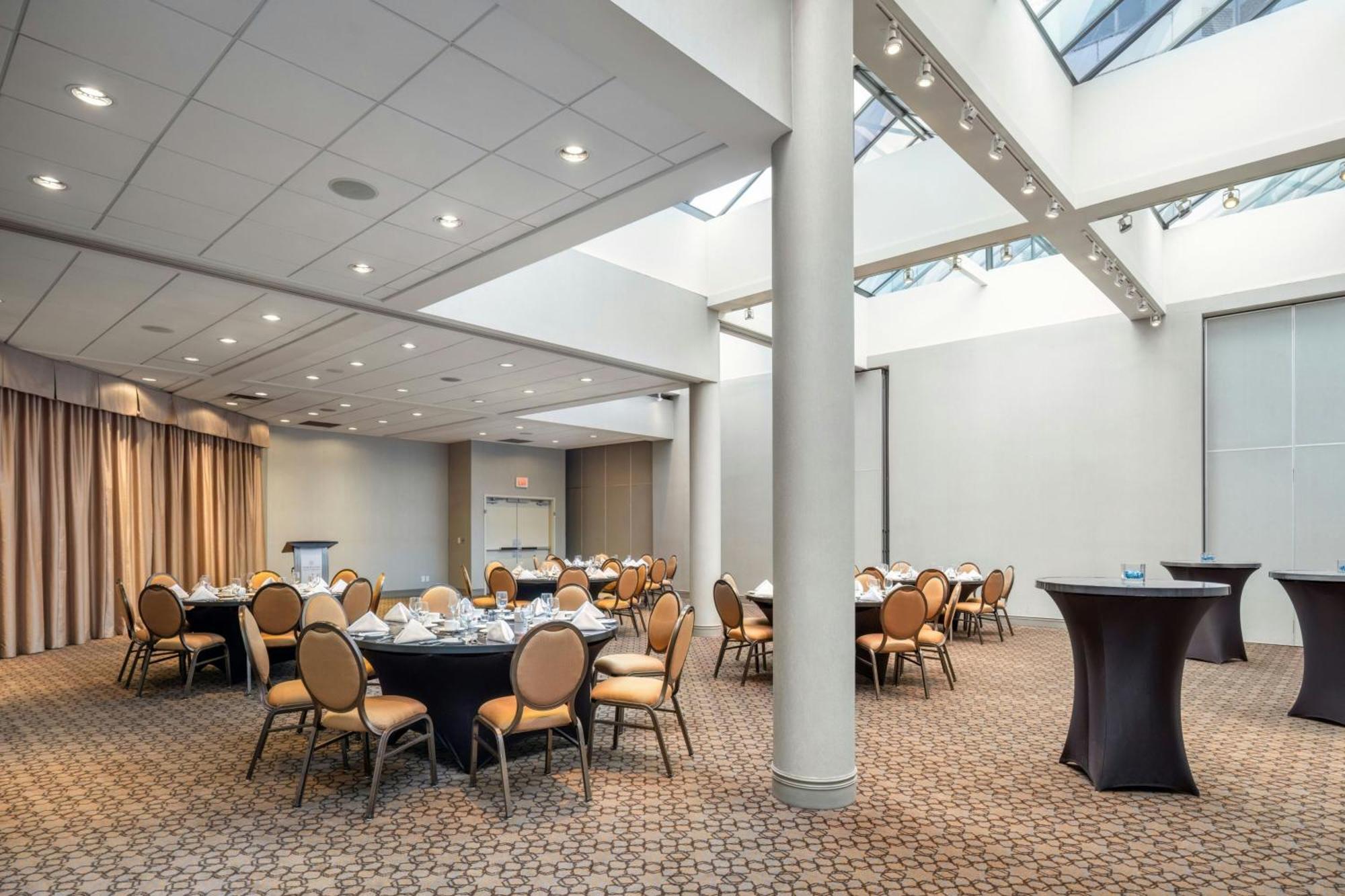 Hotel Sheraton Vancouver Guildford 4*