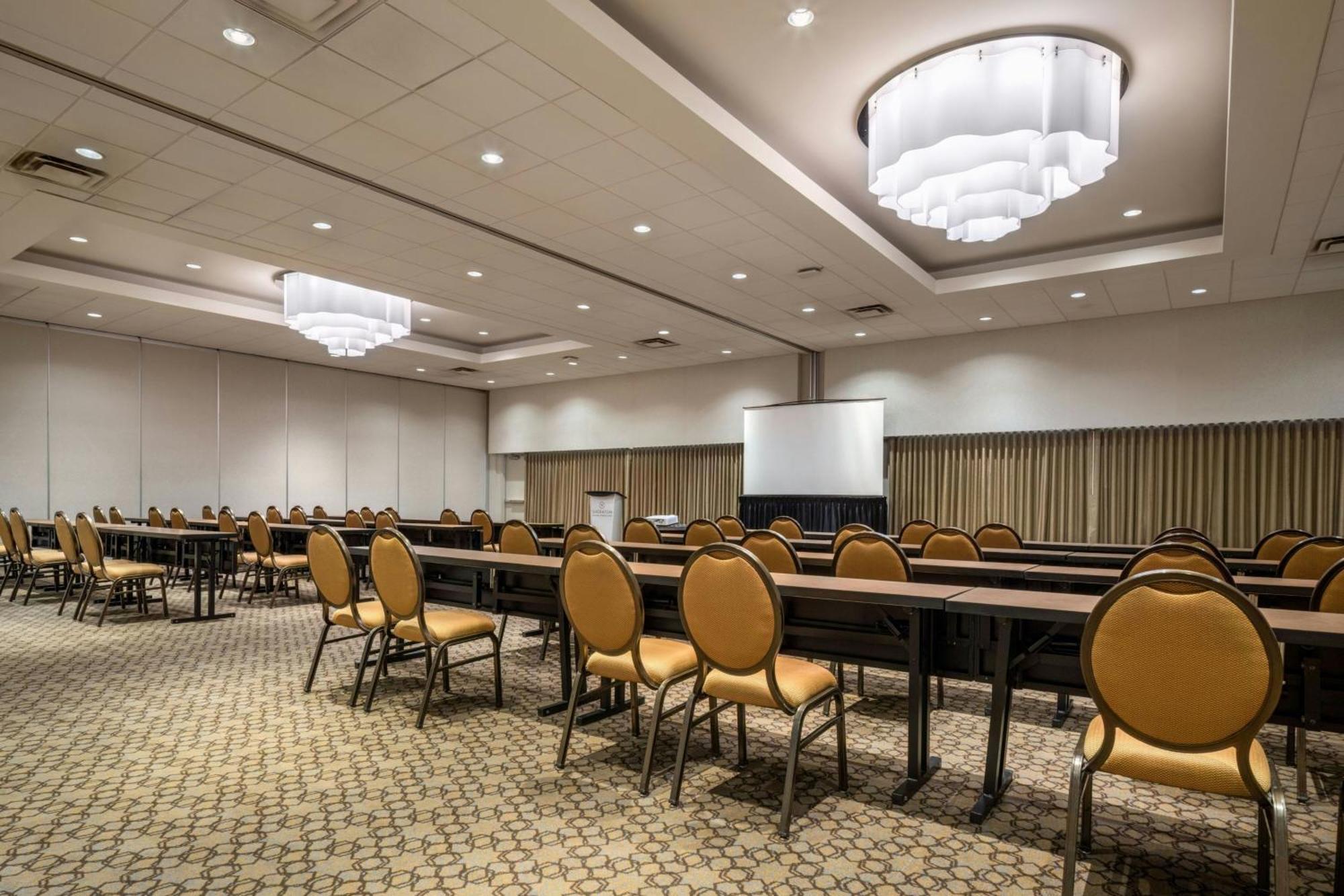 Sheraton Vancouver Guildford Hotel 4*