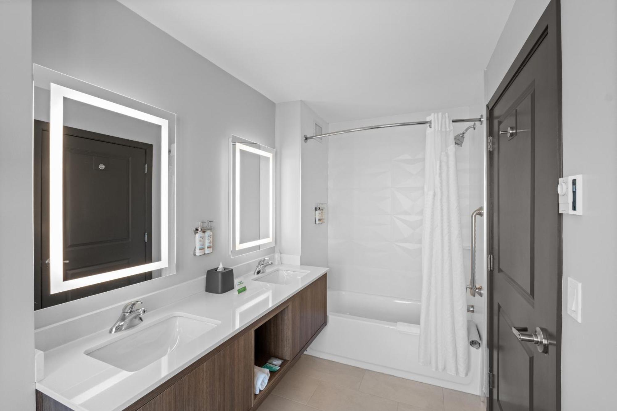 Hotel & East - Cloverdale By Ihg Surrey
