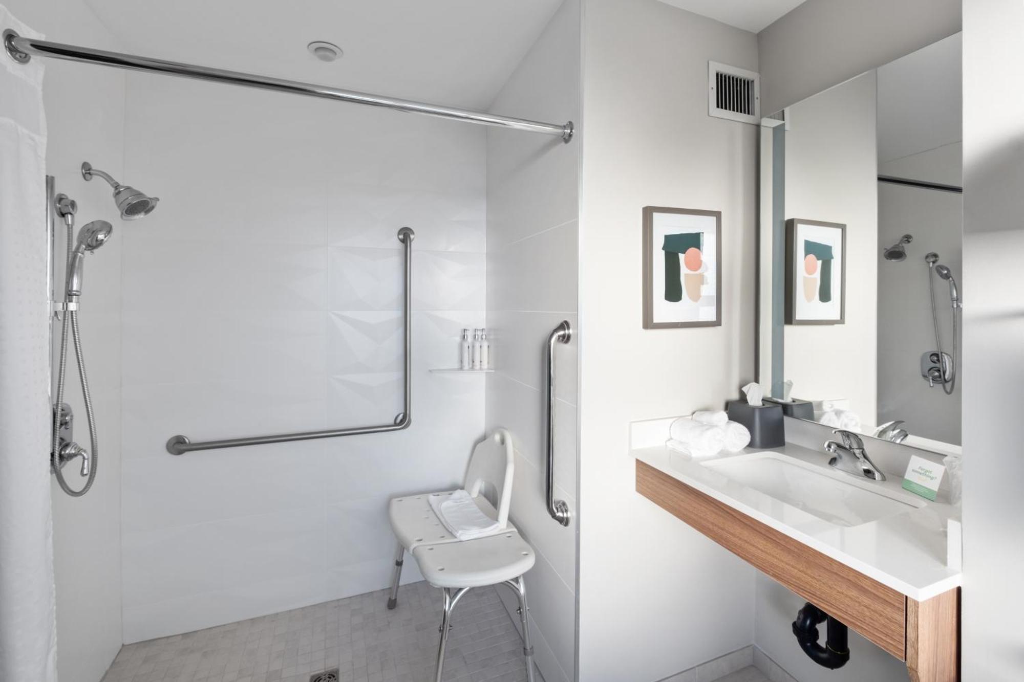 & East - Cloverdale By Ihg Hotel 3*